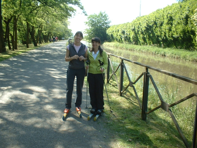 2-Giuliana e silvia in posa sulla sponda del Naviglio della Martesana di Cernusco e la primavera che s'annuncia con tutti gli alberi fioriti